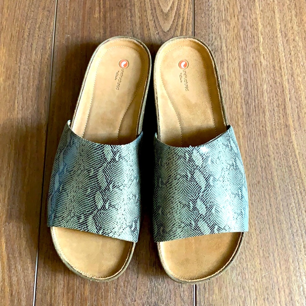 Unstructured by Clark’s snake print slide